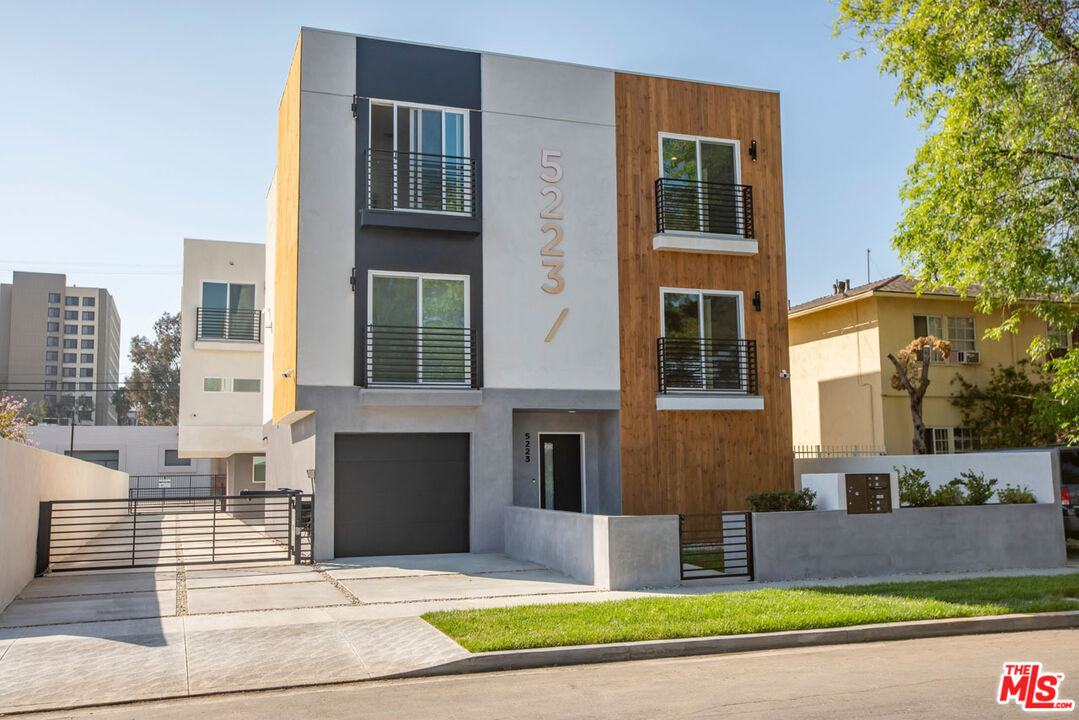 Property Photo: 5221 1/2 Cleon Ave CA 91601