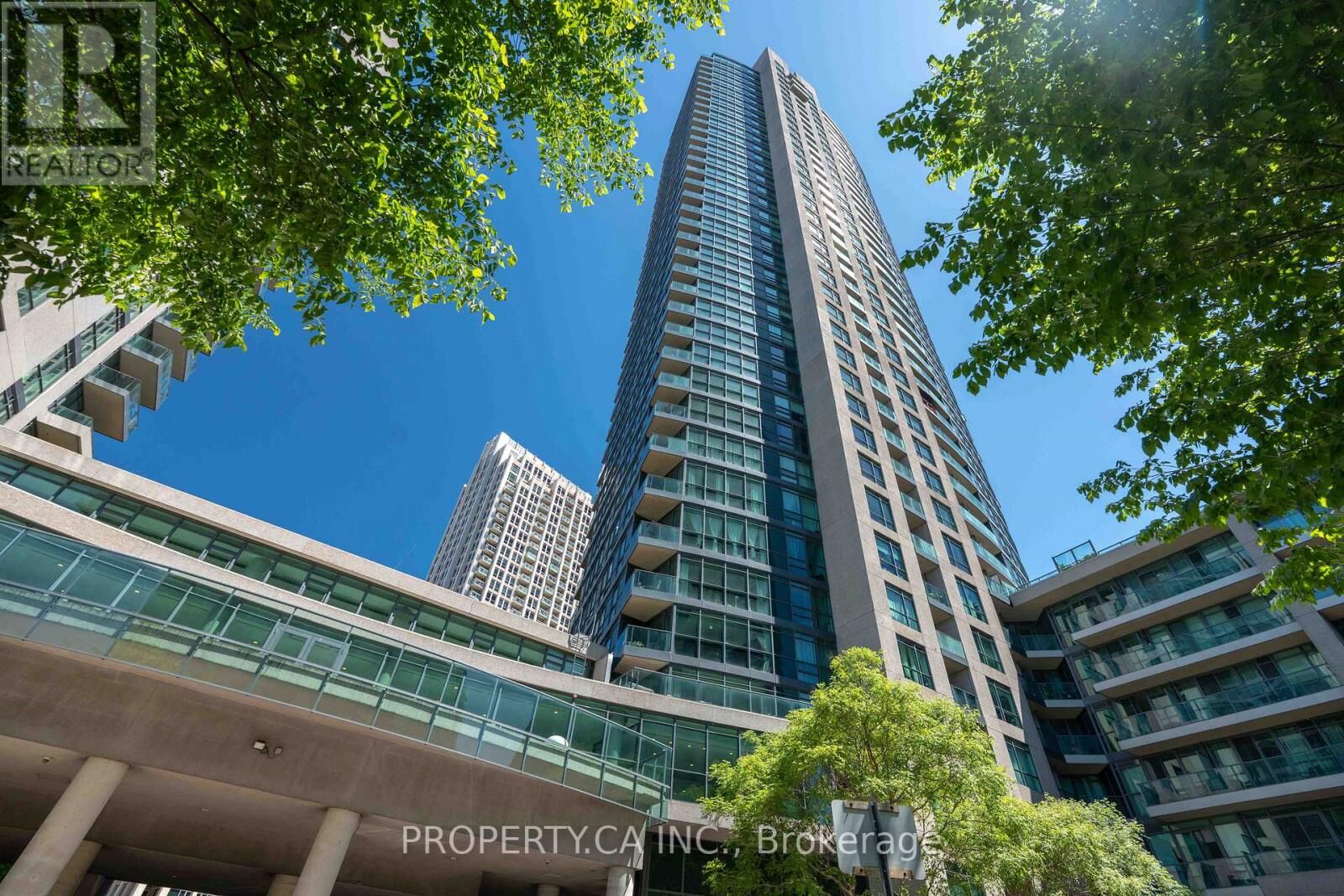 Property Photo:  215 Fort York Boulevard 2203  ON M5V 4A2 