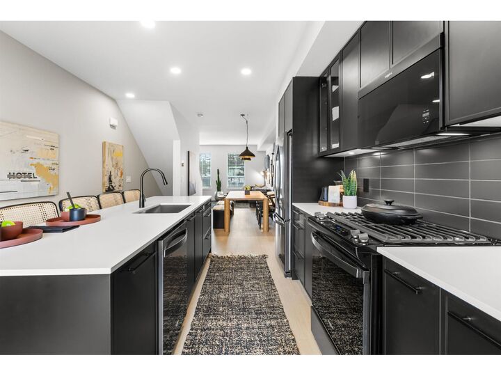 Property Photo:  2886 Montrose Avenue 2  BC V2S 0N7 