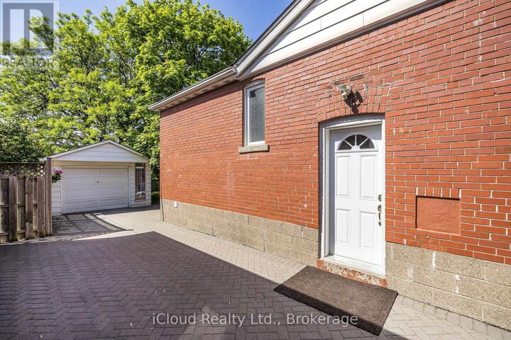 Photo de la propriété:  127 Silverhill Drive  ON M9B 3W6 