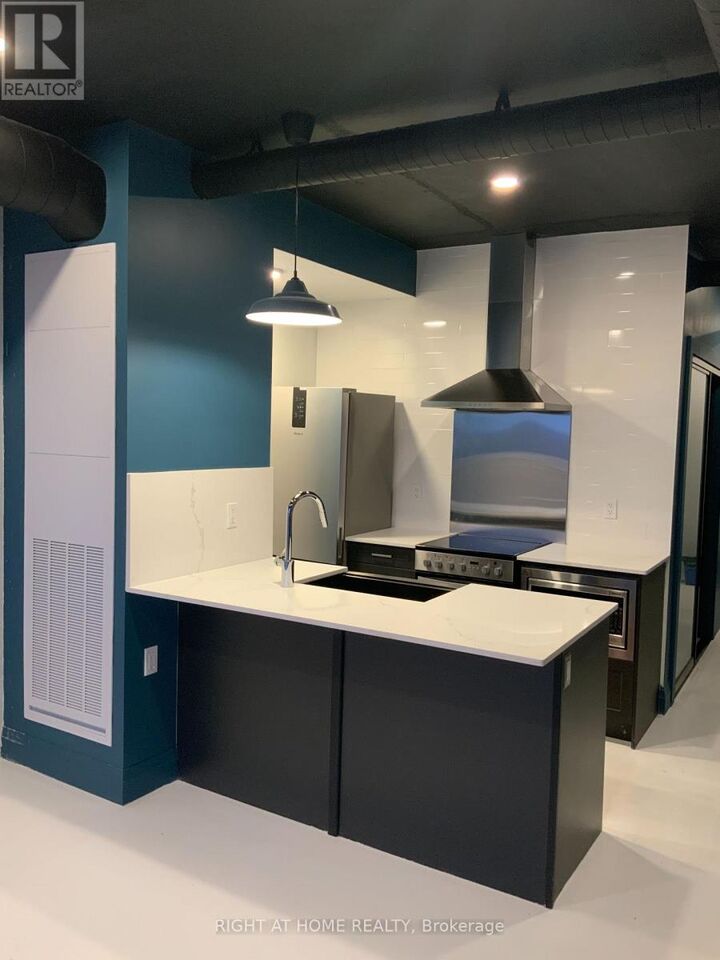 Property Photo:  1035 Southdown Road 1514  ON L5J 0A2 
