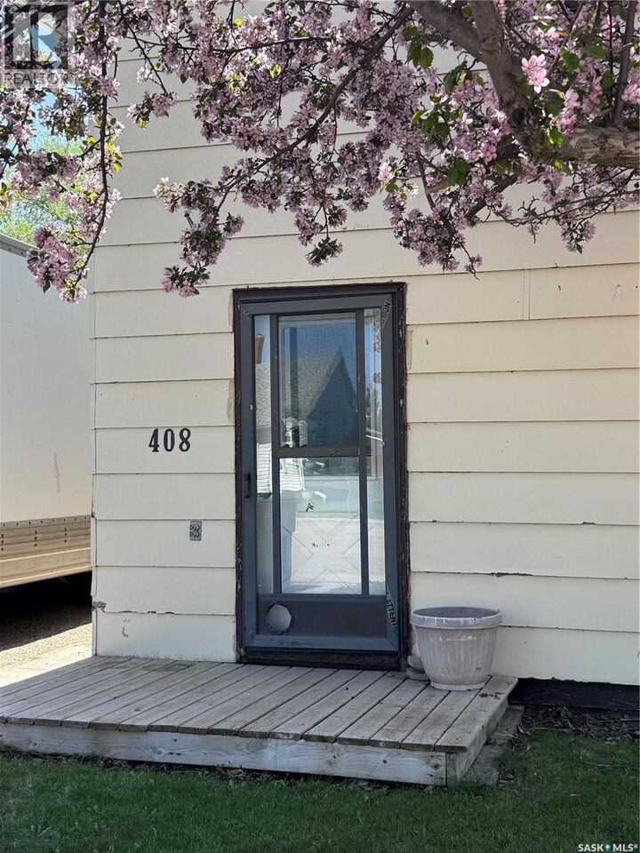 Property Photo:  408 4th Avenue E  SK S0K 0M0 