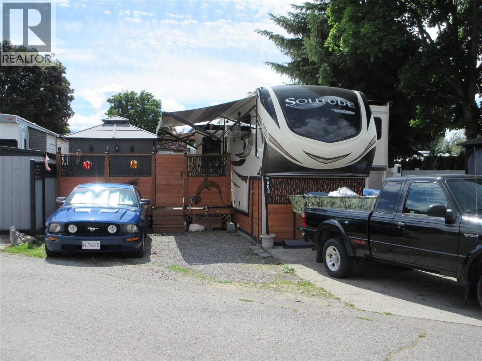 Property Photo: 415 Commonwealth Road 508 BC V4V 1P4