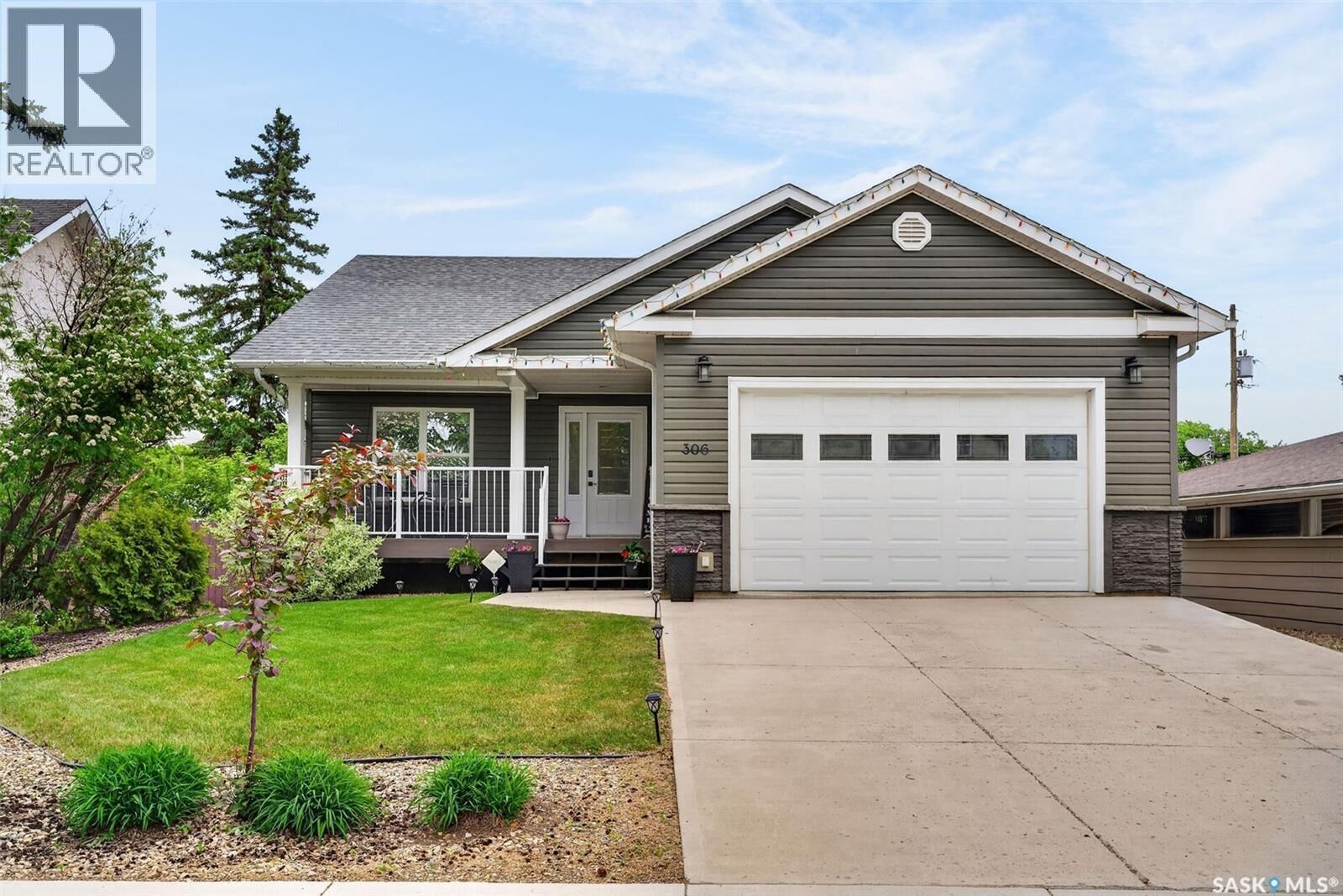 Property Photo:  306 Burrows Avenue E  SK S0E 1A0 