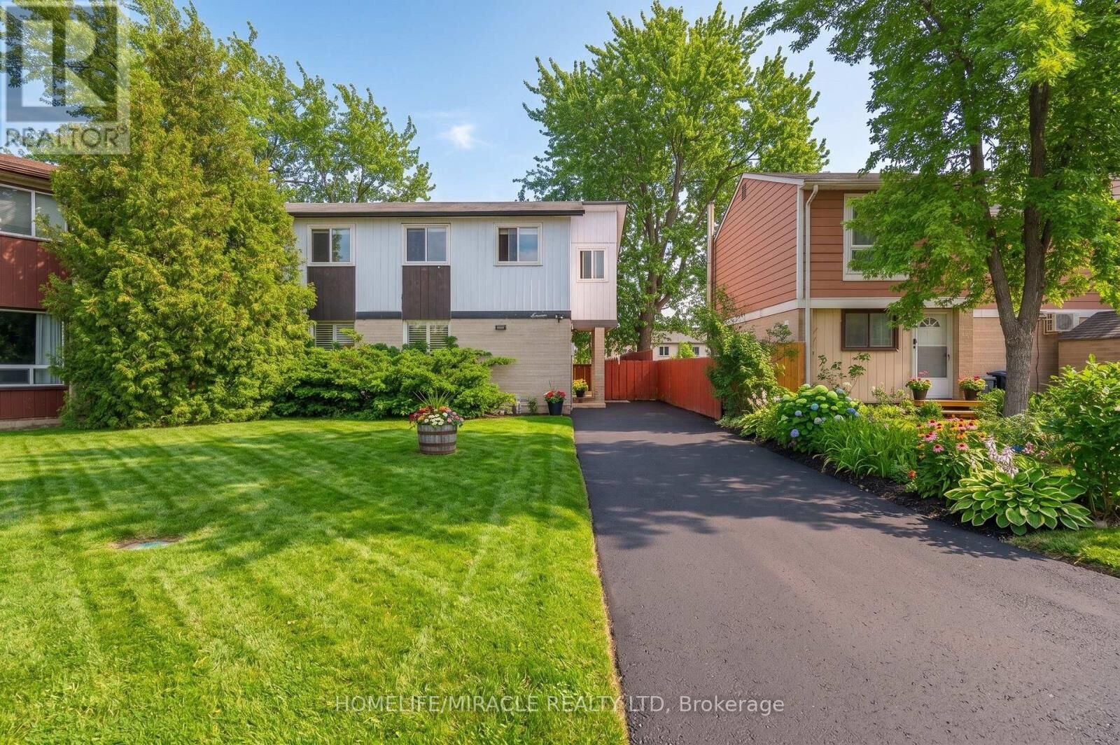 Property Photo:  7 Greenhills Square  ON L6S 2J4 