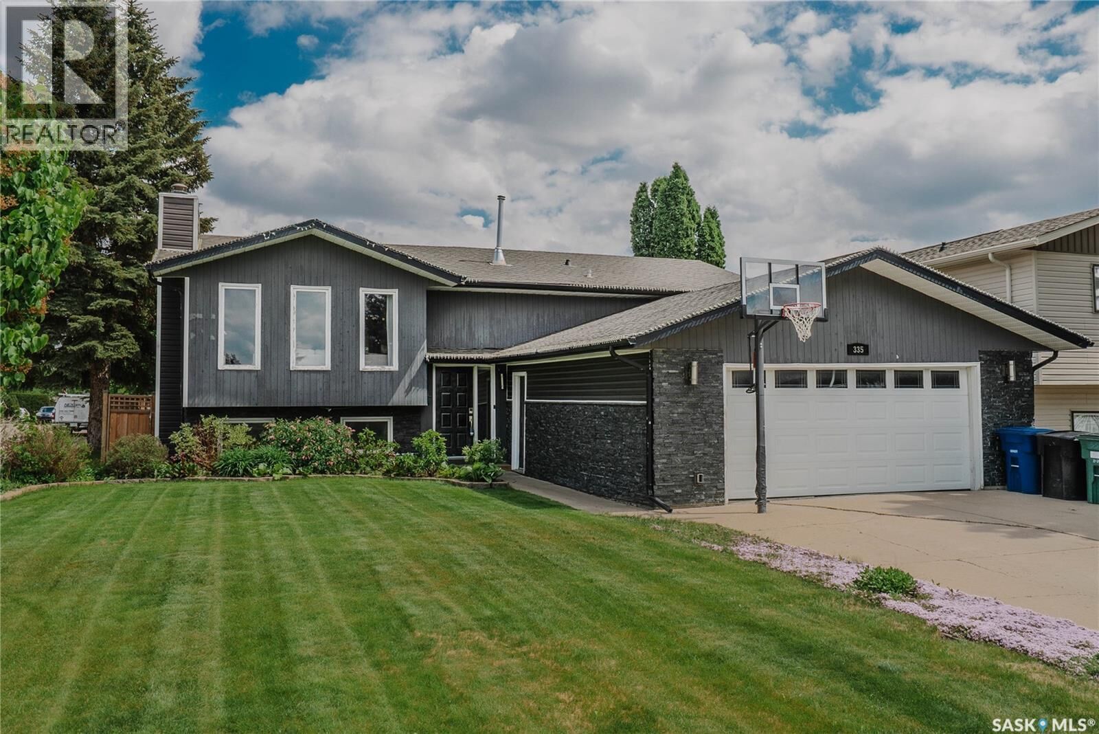 Property Photo:  335 Thain Crescent  SK S7K 6N1 