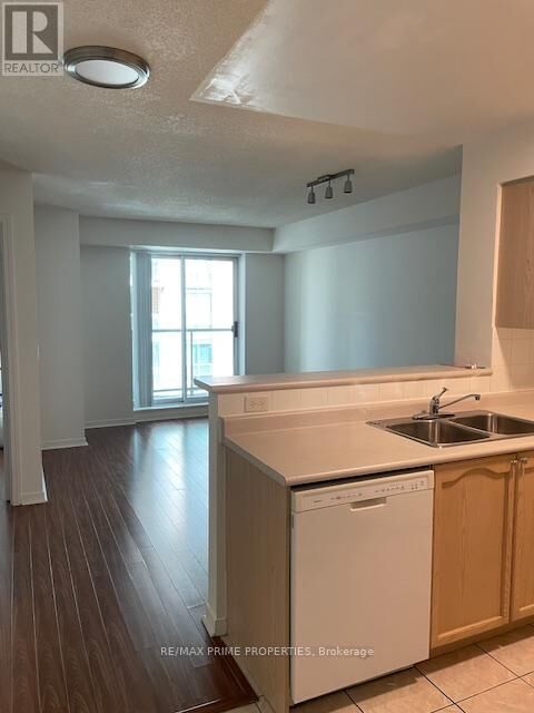 Property Photo: 22 Olive Avenue 807 ON M2N 7G6
