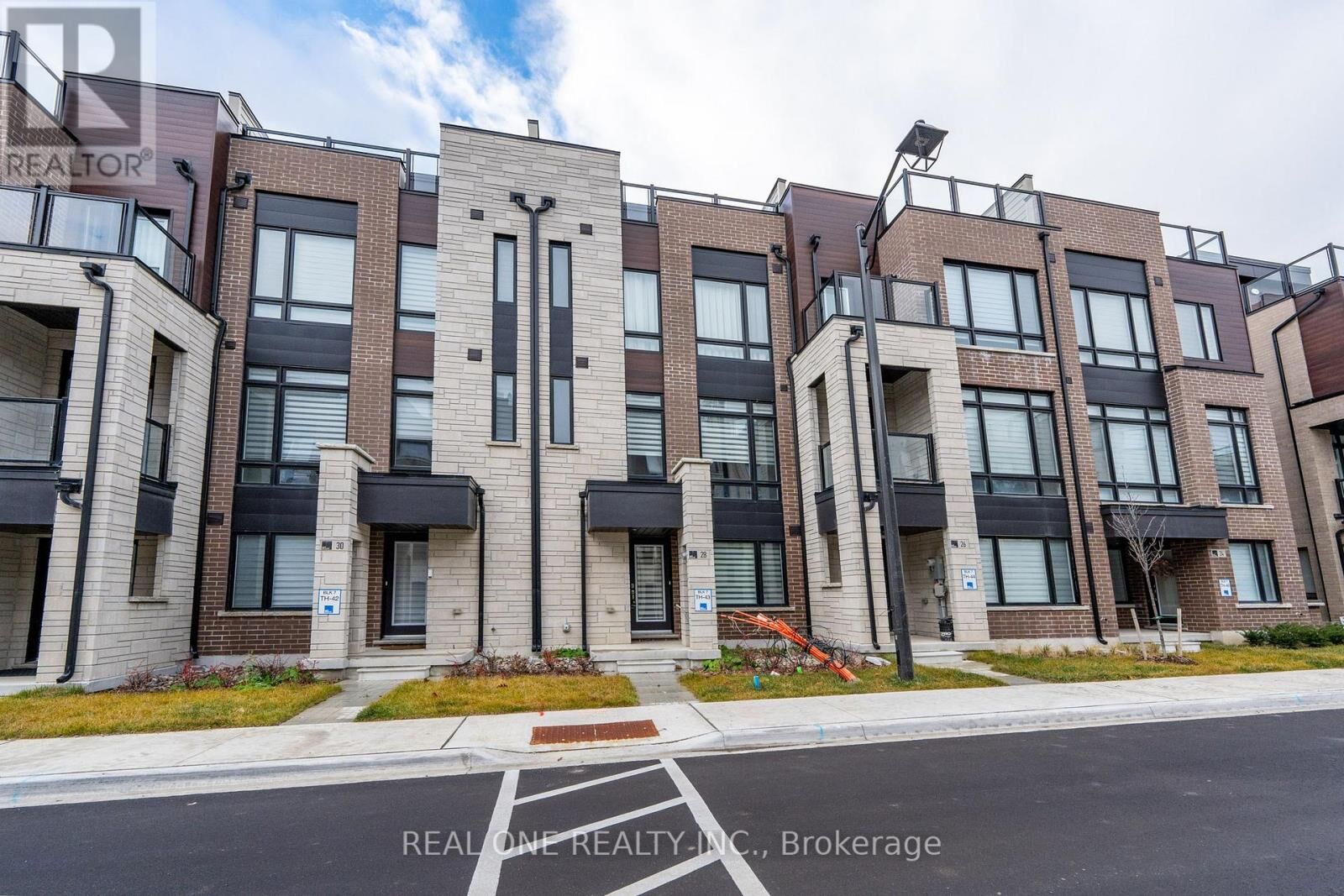 Property Photo:  28 Credit Lane  ON L4E 1G9 