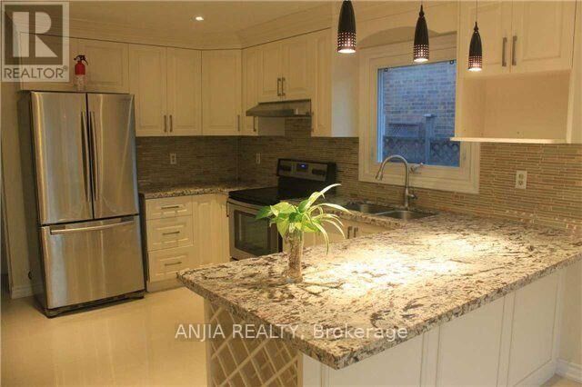 Property Photo:  51 Topham Crescent  ON L4C 9H2 