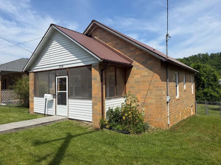 Property Photo:  1337 E Main St  WV 24986 
