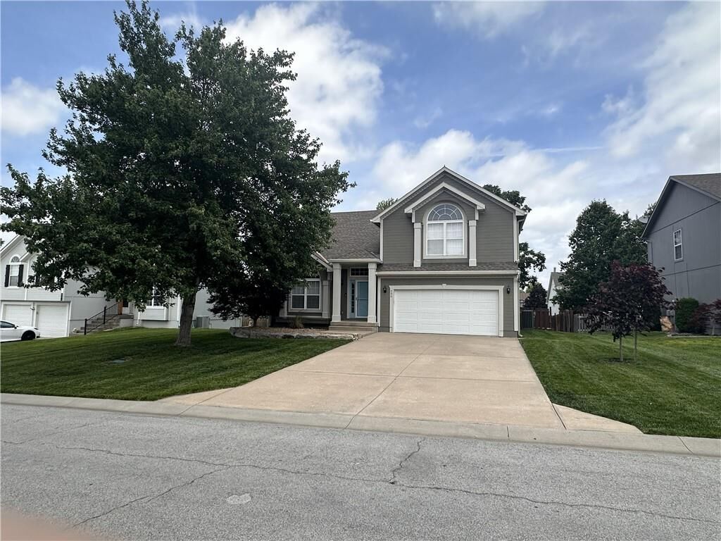 Property Photo:  908 SE 15th Street  MO 64081 