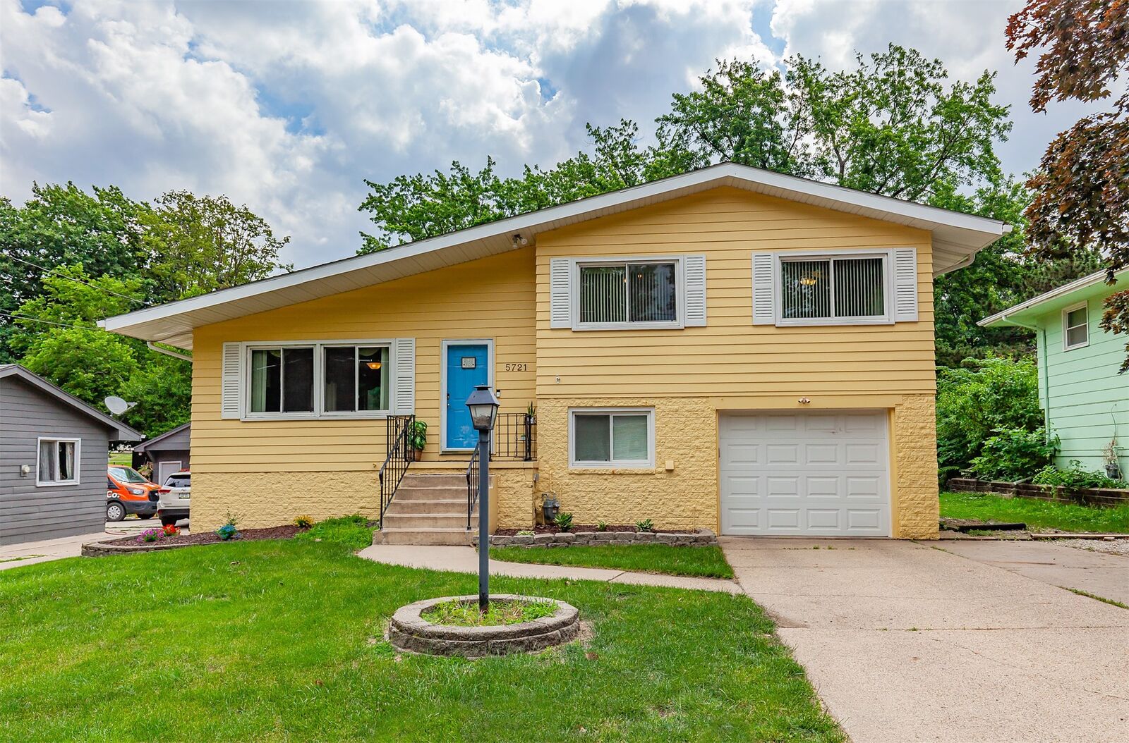 Property Photo:  5721 SE 7th Court  IA 50315 