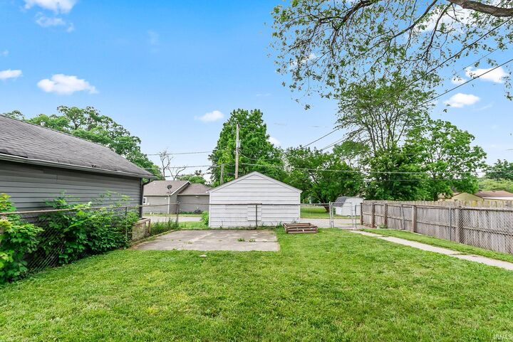 Property Photo: 5704 S Calhoun Street IN 46807-3405