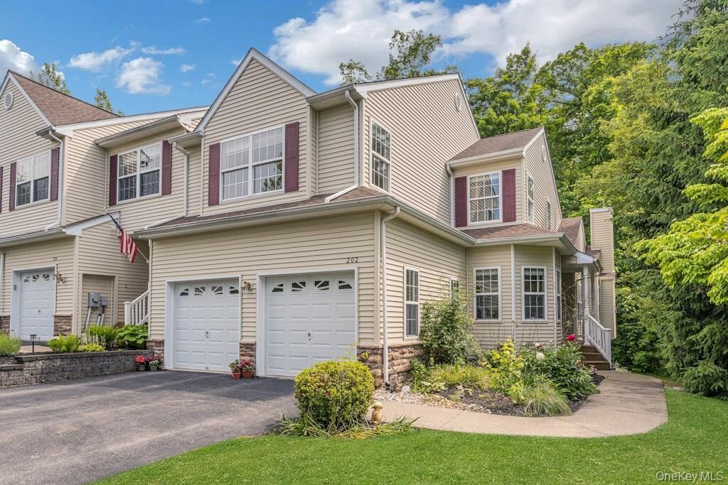 Property Photo:  202 Pondview Loop 202  NY 12590 