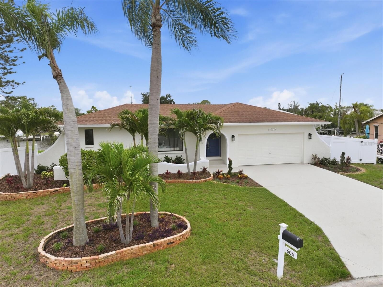 Property Photo:  604 Kingston Court  FL 33572 