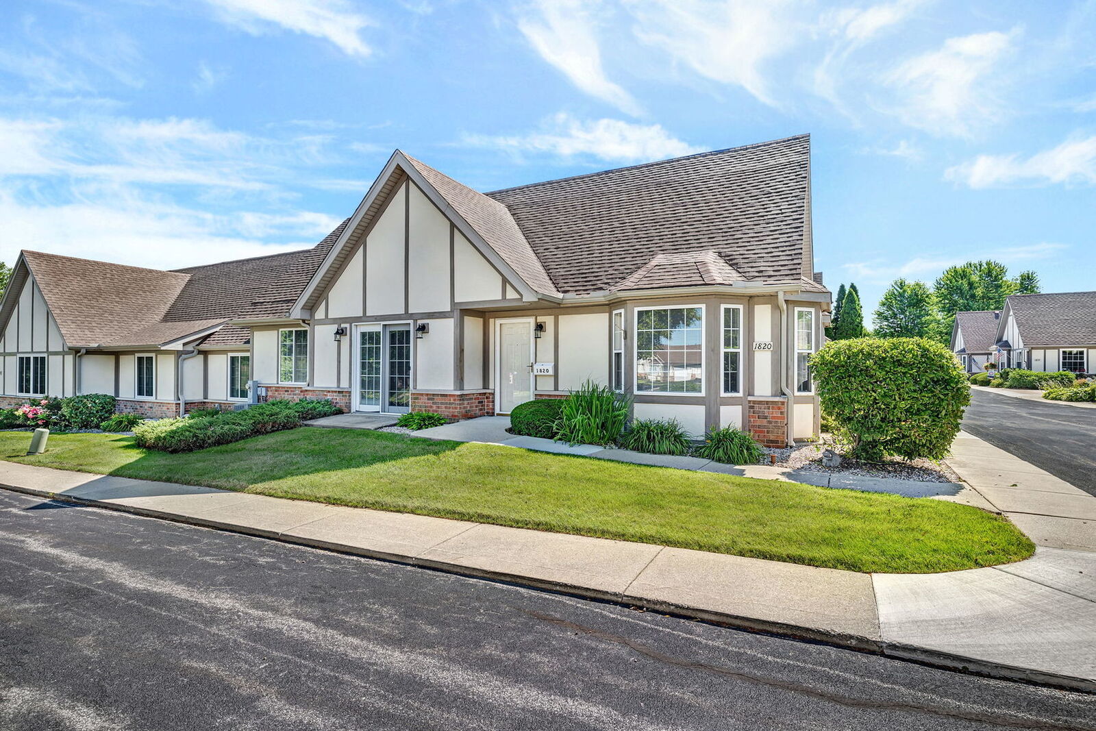Property Photo:  1820 Willow Circle Drive 1820  IL 60403 