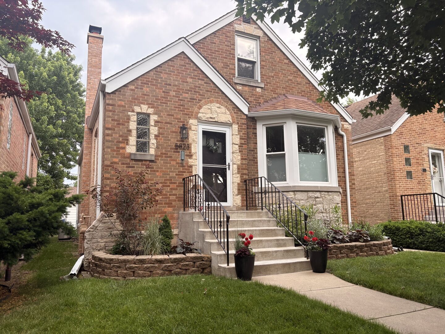 Property Photo: 5823 N Merrimac Avenue IL 60646