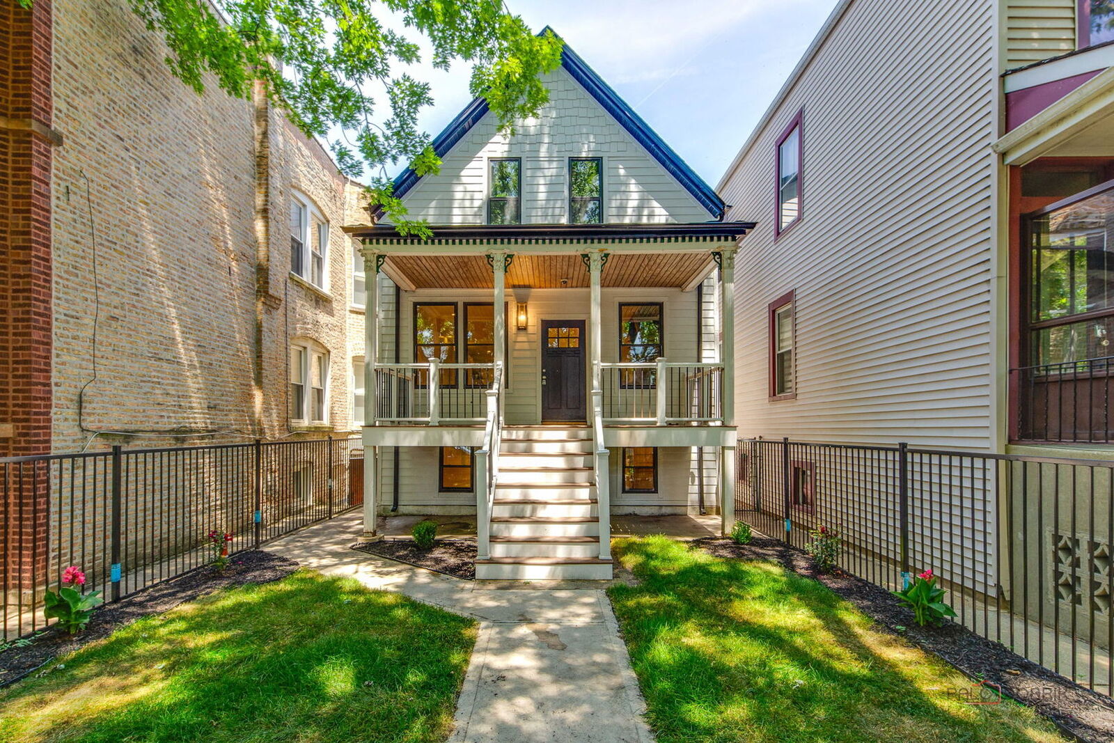 Property Photo: 1826 W Farragut Avenue IL 60640