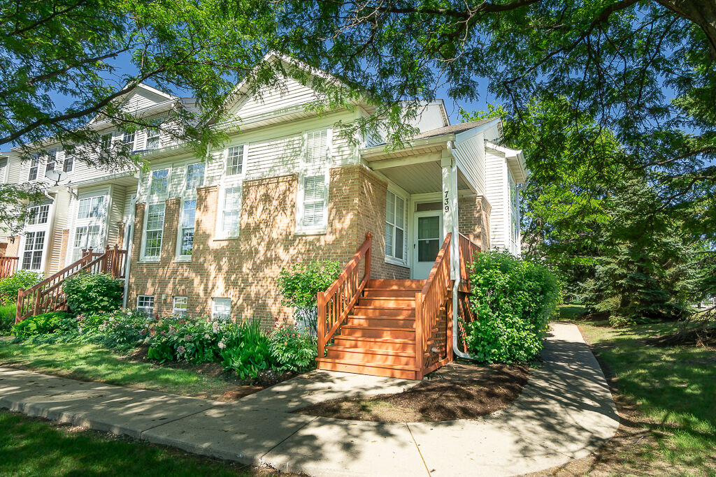 Property Photo: 739 W Georgian Court IL 60101