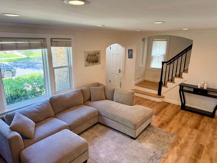 Property Photo: 3011 W Jarvis Avenue IL 60645