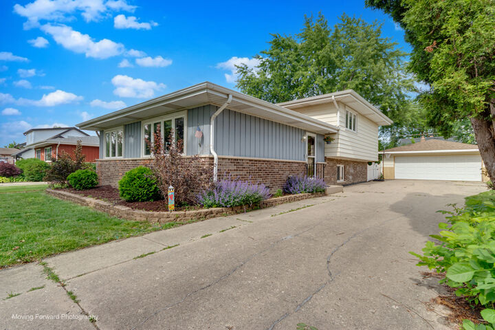 Property Photo:  761 N Willow Road  IL 60126 