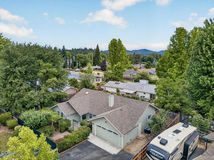 Property Photo: 1222 Monroe Way OR 97527