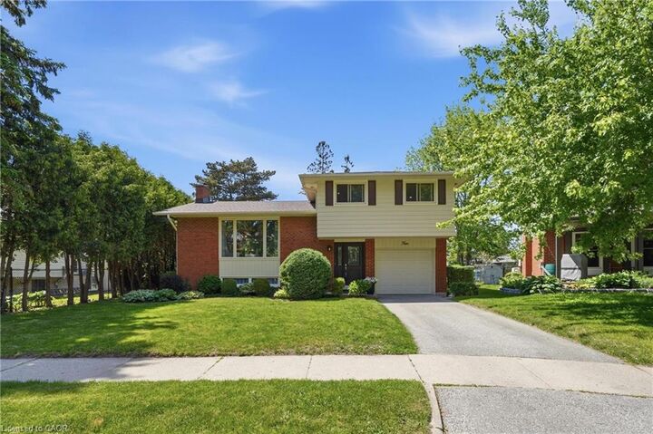 Property Photo:  4 Bradley Place  ON N2A 2B3 
