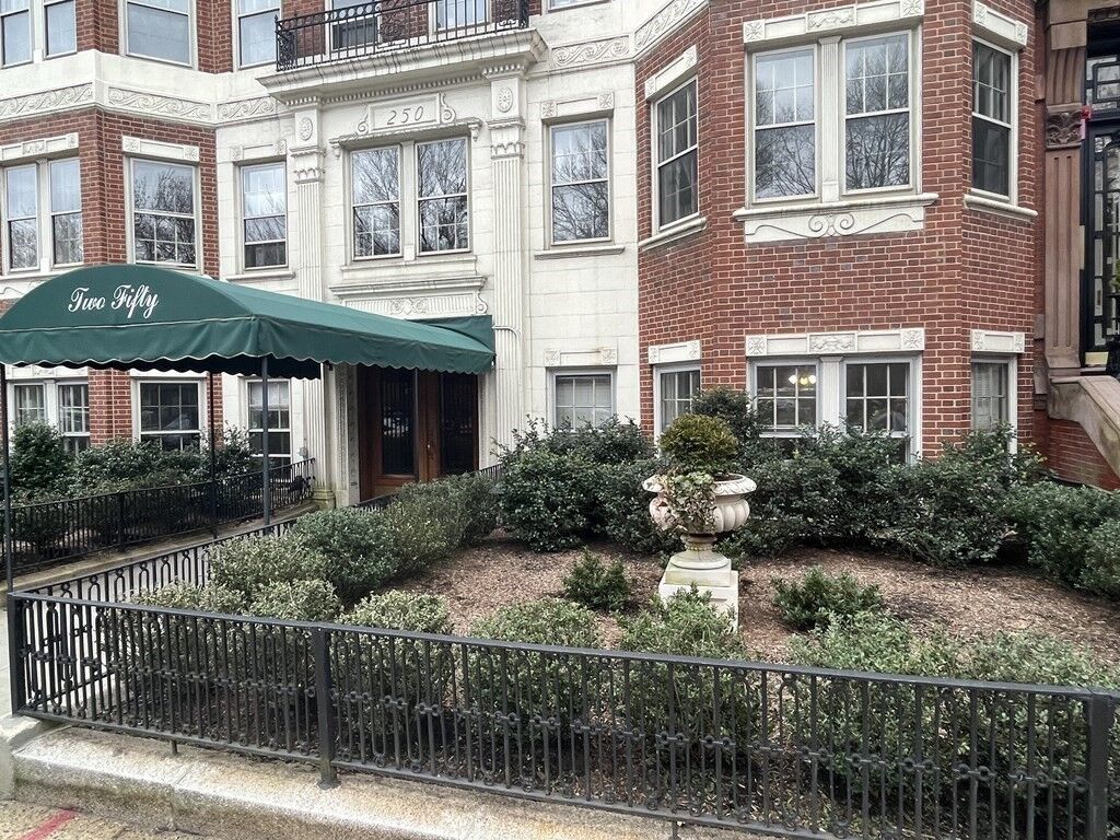 Property Photo:  250 Commonwealth Ave 22  MA 02116 