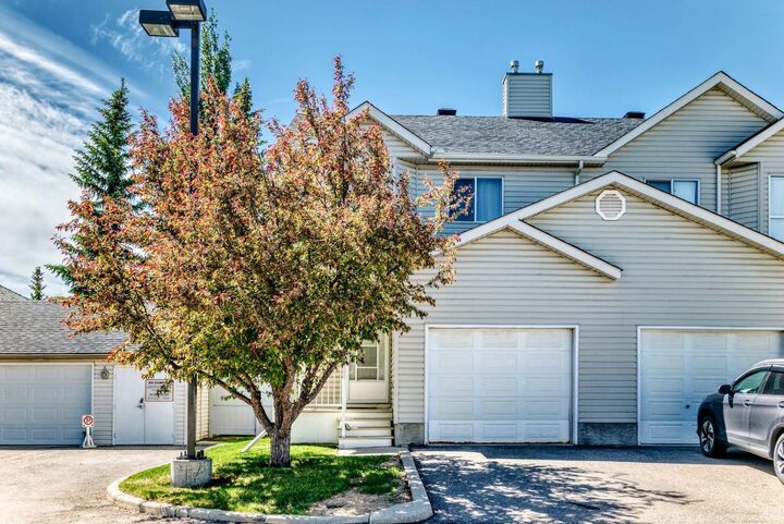 325 Mt Douglas Manor SE — photo 1
