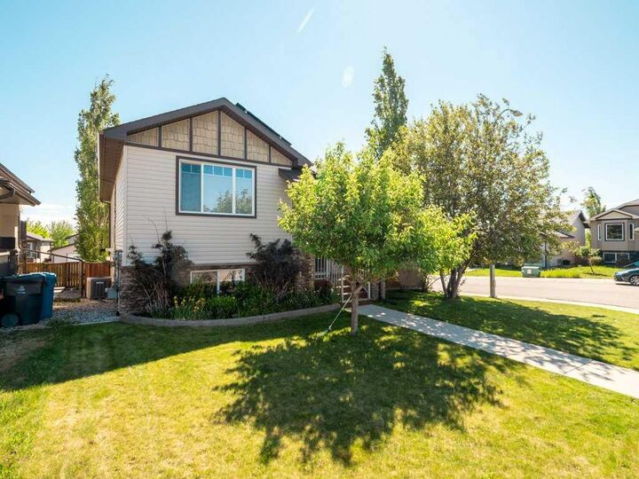 Property Photo:  202 Mt Sundance Crescent W  AB T1J 0T6 