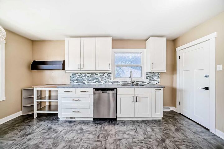 Property Photo:  3708A Spruce Drive SW  AB T3C 3A7 