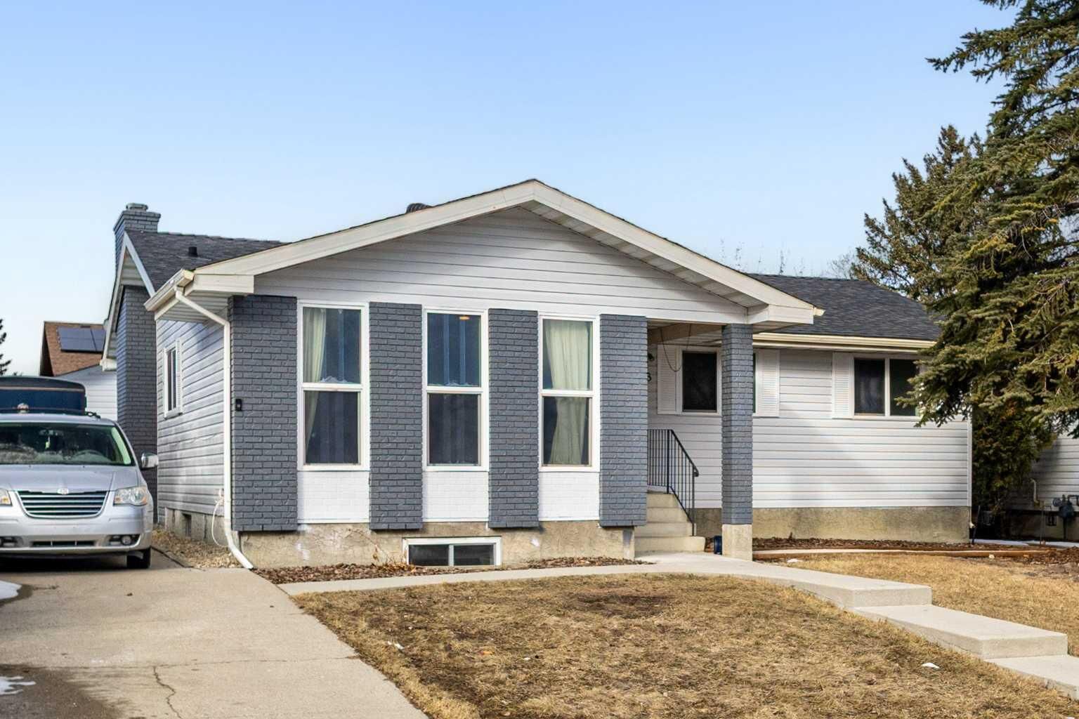 Property Photo: 208 Woodpark Place SW AB T2M 2S5
