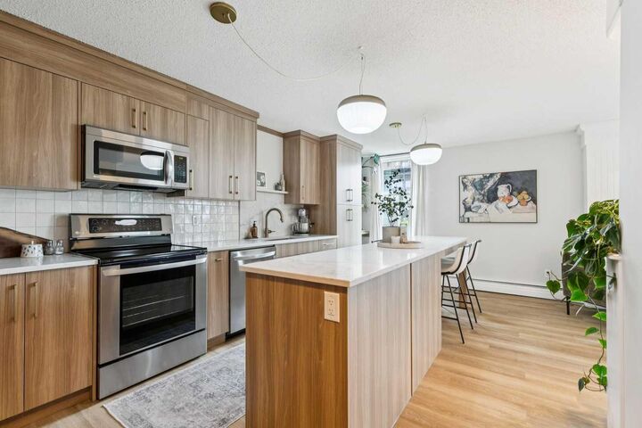 Property Photo: 1328 13 Avenue SW 502 AB T3C 0T3