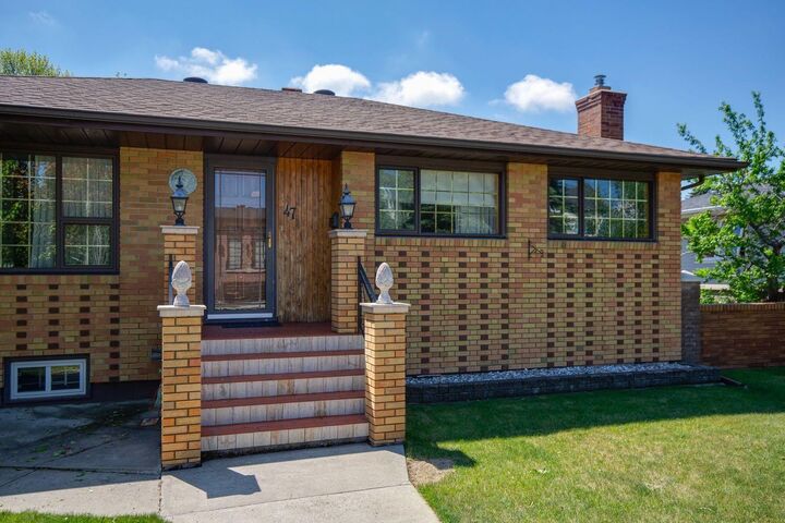 Property Photo:  47 Montrose Crescent NE  AB T3E 5P3 