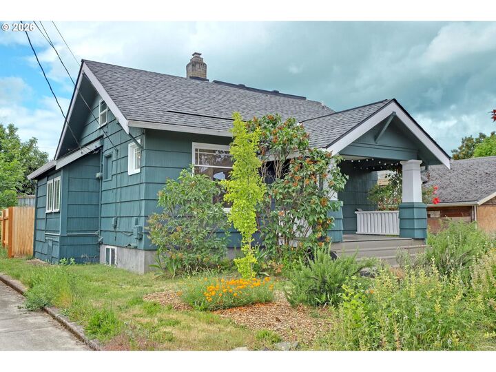 Property Photo:  5630 SE Francis St  OR 97206 