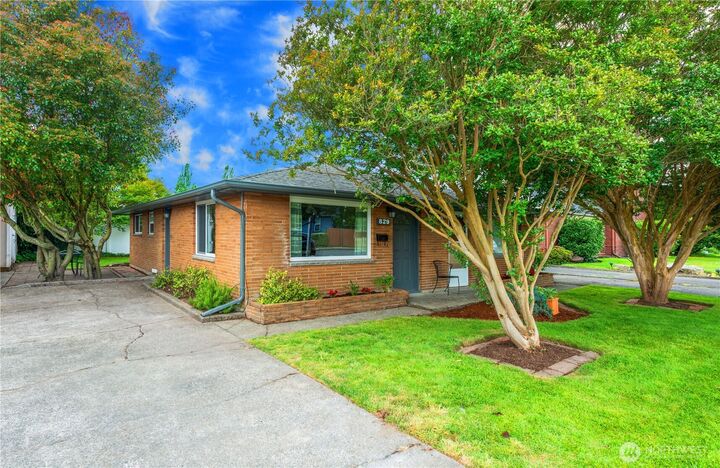 Property Photo: 827 N 1st Street WA 98057