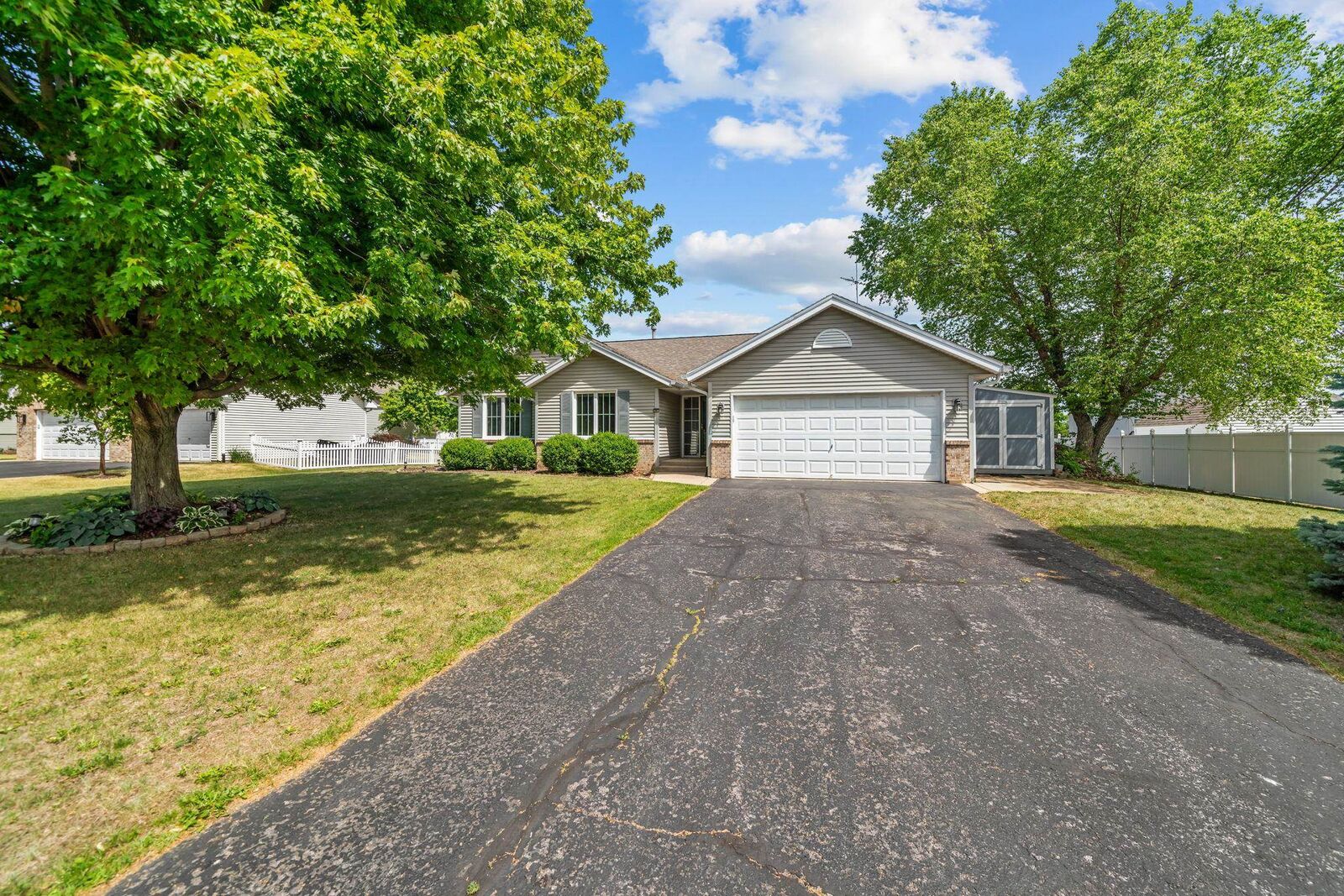 Property Photo: 4276 Kensington Way IL 61072