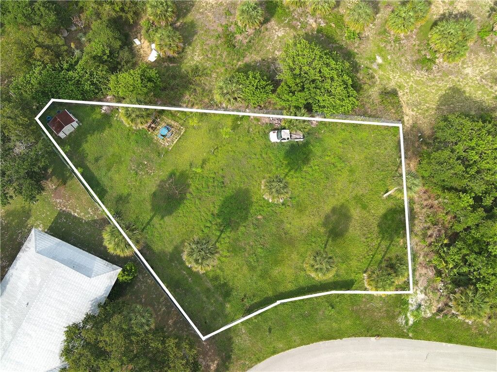Property Photo:  1130 3rd Court SW  FL 32962 