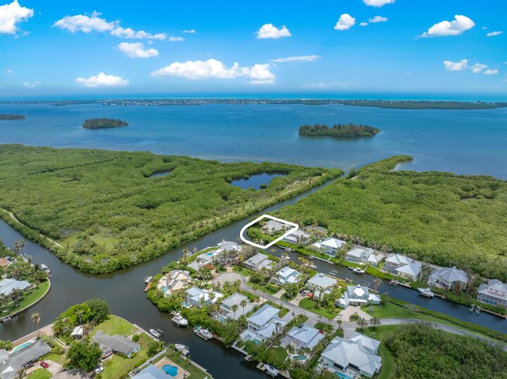 Property Photo: 2165 SE 7th Ave Avenue SE FL 32962