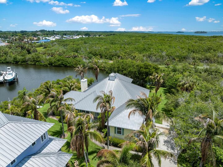 Property Photo: 2165 SE 7th Ave Avenue SE FL 32962