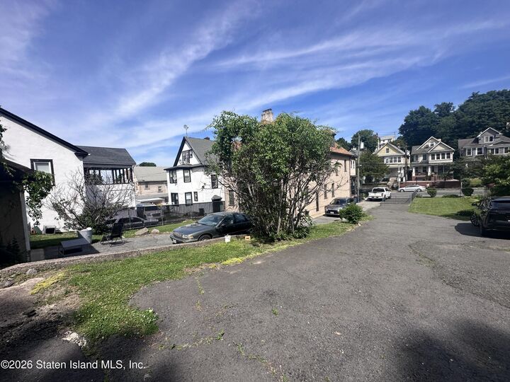 Property Photo:  365 Victory Boulevard  NY 10301 