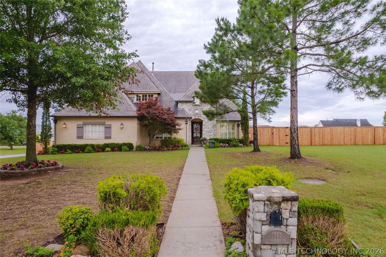 Property Photo: 1901 E Woodland Circle OK 74403