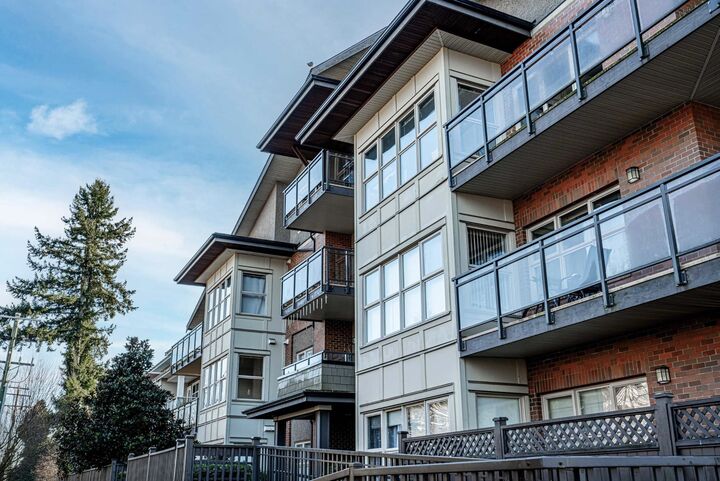 Property Photo:  1988 Suffolk Avenue 203  BC V3B 1H2 