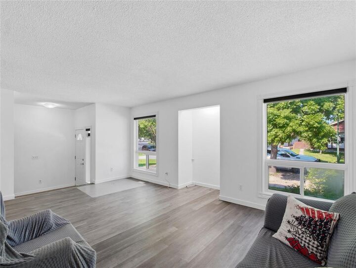 Property Photo: 111 Nutley Circle MB R2N 1S2