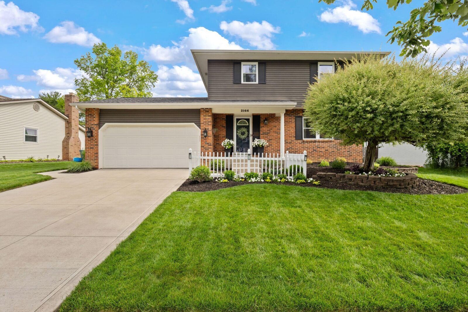 Property Photo: 2166 Blackoak Avenue OH 43229