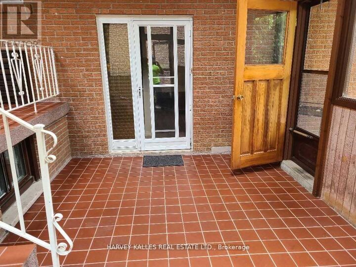 Property Photo:  2379 Hensall Street Lower  ON L5A 2T1 