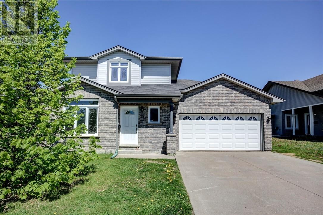 Property Photo: 74 Sunrise Ridge Drive ON P3B 0A9
