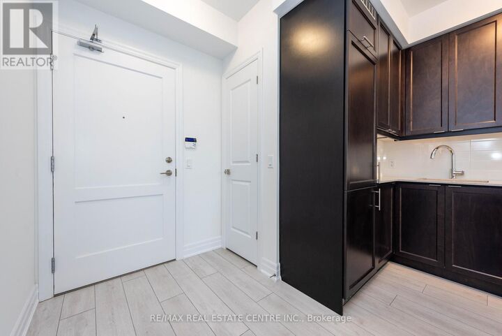 Property Photo:  30 Elm Drive West 601  ON L5B 1L9 