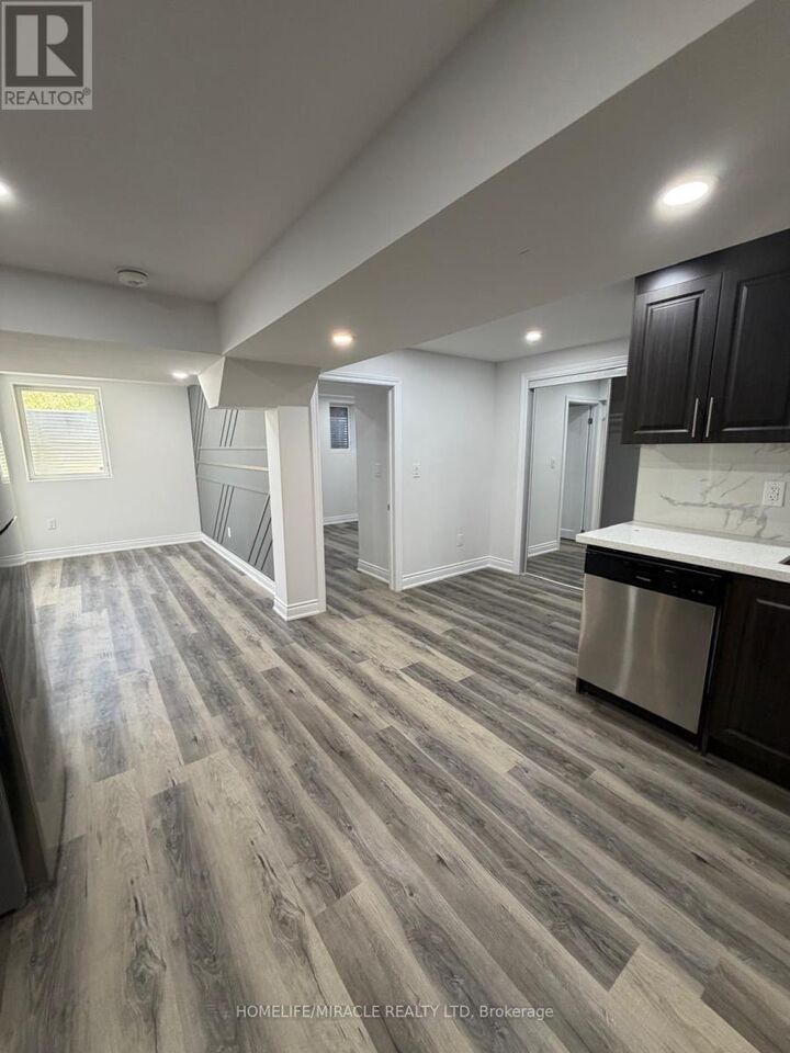 Property Photo:  216 Fleetwood Drive  ON L1K 3E7 