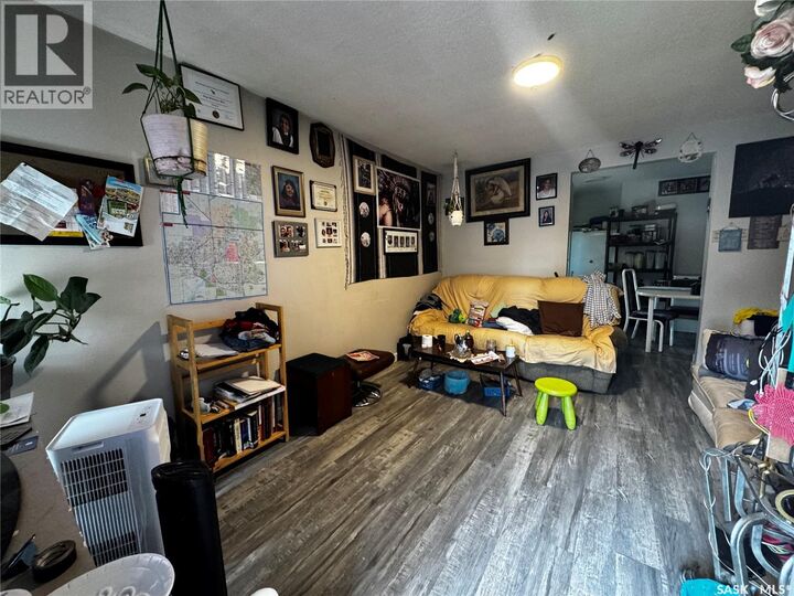Property Photo: 807 Weldon Avenue SK S7M 2V3